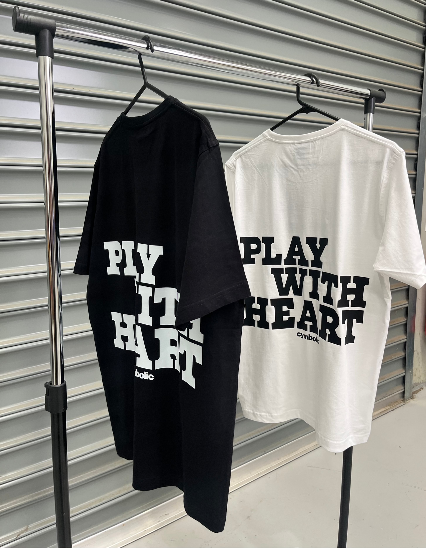 シンボリック - プレイ・ウィズ・ハートTシャツ
